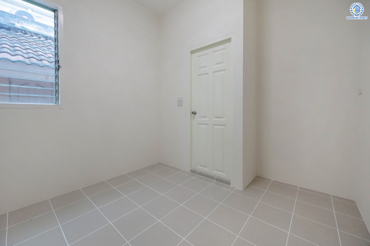 บ้านเดี่ยวมือสอง โครงการ เดอะวอเตอร์เฮ้าส์ กาญจนาฯ-บางบอน รองรับทุกความสุข เนื้อที่ 117.1 ตร.ว. ฟังก์ชัน 5 ห้องนอน 4 ห้องน้ำ 1 ห้องอเนกประสงค์ 1 ห้องแม่บ้าน จอดรถได้ 1 คัน บนทำเลใกล้รถไฟฟ้าสายสีน้ำเงิน "สถานีหลัก2" และจุดขึ้นทางด่วน "พระราม2" และ The Mall บางแค